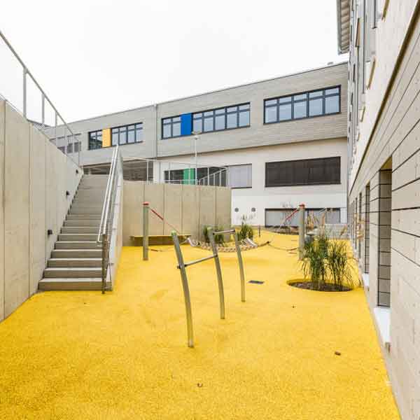 Bewegungspark mit Fallschutzbereichen in Schule