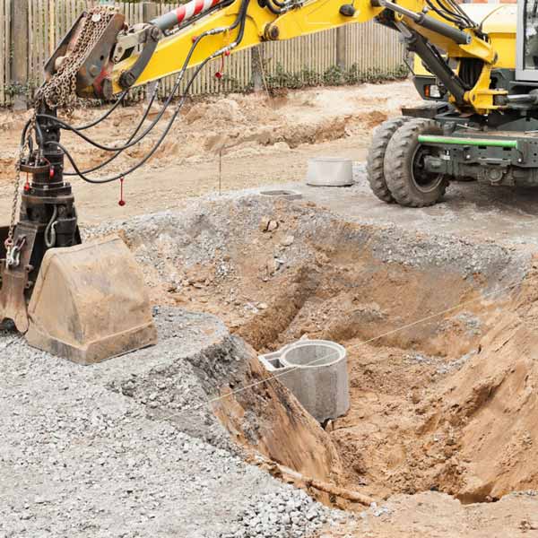 Tiefbauarbeiten wie Straßenbau, Kanalbau und Versorgungsnetzbau