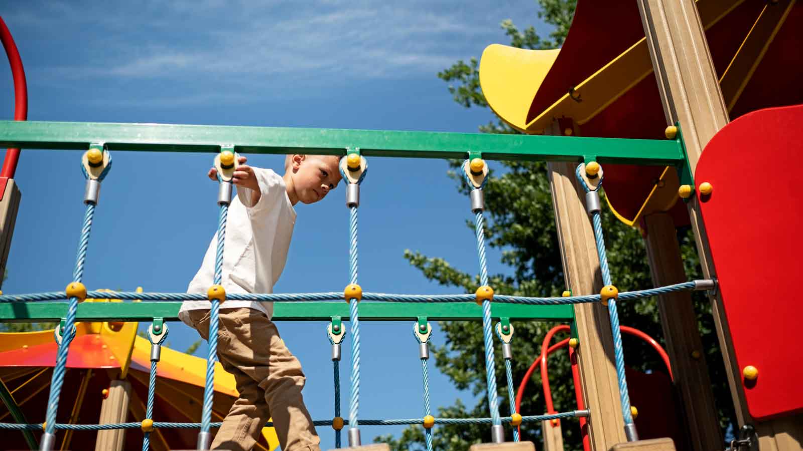 Bau von Spielplätzen für Schulen und Kindergärten