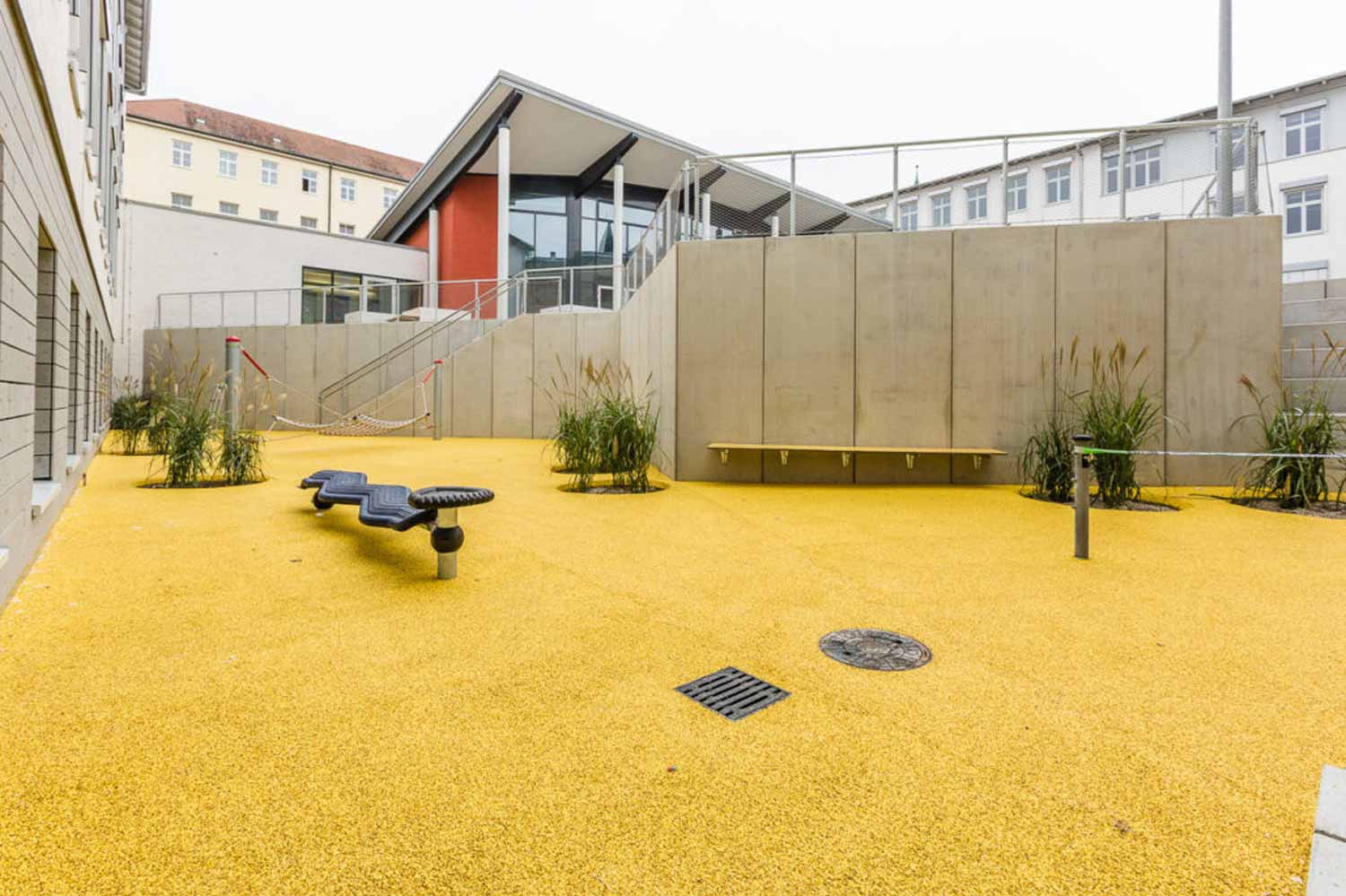 Fallschutzbelag im Pausenhof der Ursulinen Realschule Straubing